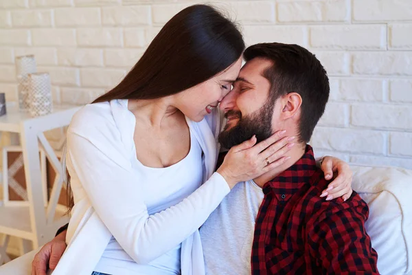 Encantadora pareja tiernamente abrazando y tocando la frente mientras —  Fotos de Stock