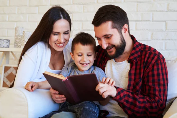 Garoto curioso fazendo primeiro progresso na leitura, cercado por sobressalentes — Fotografia de Stock