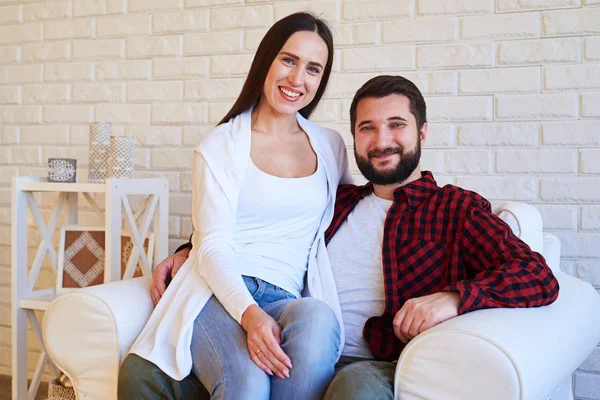 Encantado casal olhando para a câmera isolada sobre backg branco — Fotografia de Stock