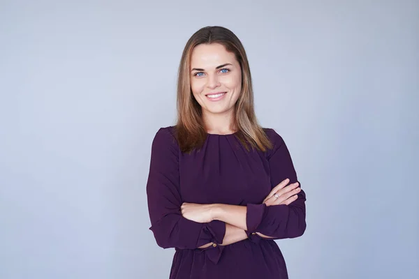 Preciosa mujer con ojos azules aciano ideales dobladas manos y — Foto de Stock