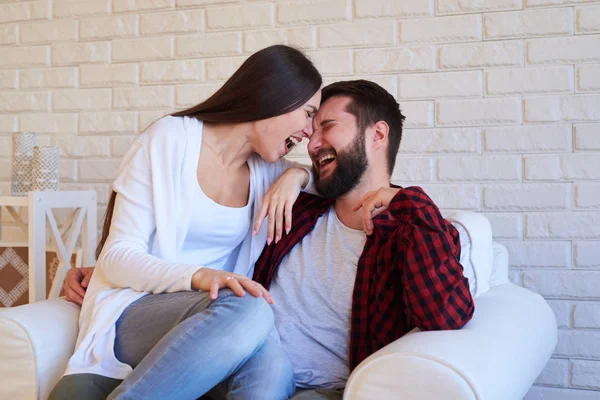 Humorístico da una buena risa cuando se sientan juntos en th —  Fotos de Stock