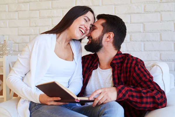 Hombre abrazando a su esposa y besando su oreja mientras está sentado en un abrir y cerrar de ojos —  Fotos de Stock