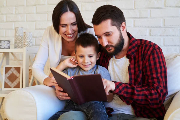 Feliz familia mirando el libro — Foto de Stock