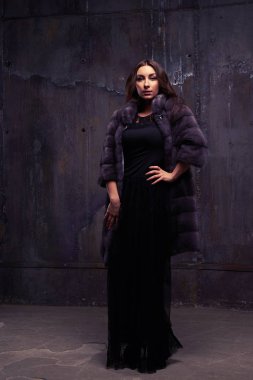 Siyah gece elbisesi ve vizon kürk giyen güzel esmer 
