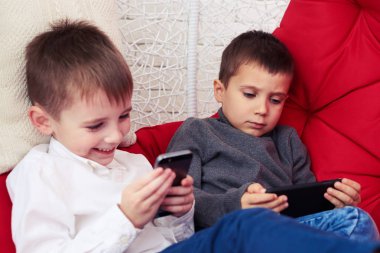 Sallanan bir han dinlenme süre telefonları kullanarak iki güzel eşi