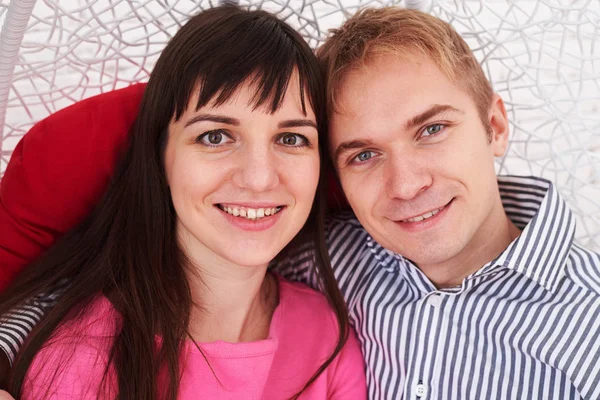 Close-up de casal abraçando enquanto sorrindo para a câmera — Fotografia de Stock