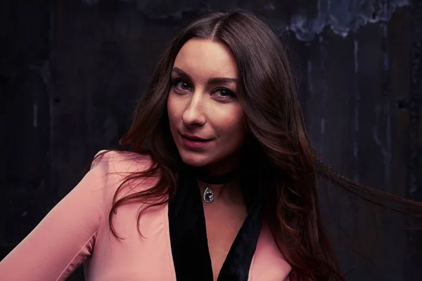 Close-up portrait of glorious brunette with evening makeup — Stock Photo, Image