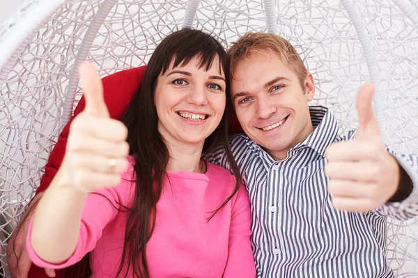 Emocionado pareja casada sosteniendo pulgares hacia arriba mientras posando en la cam —  Fotos de Stock