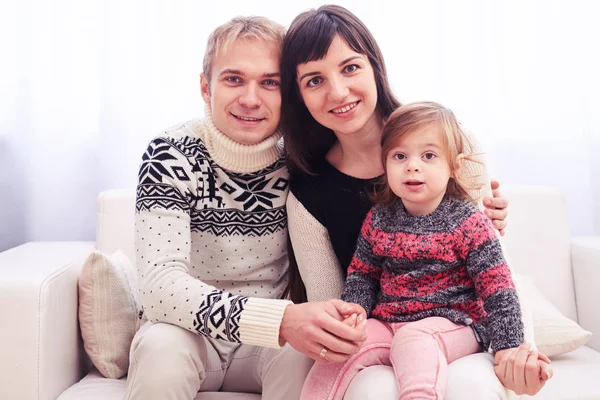 Portrait de famille de beaux jeunes parents heureux et leur petite — Photo