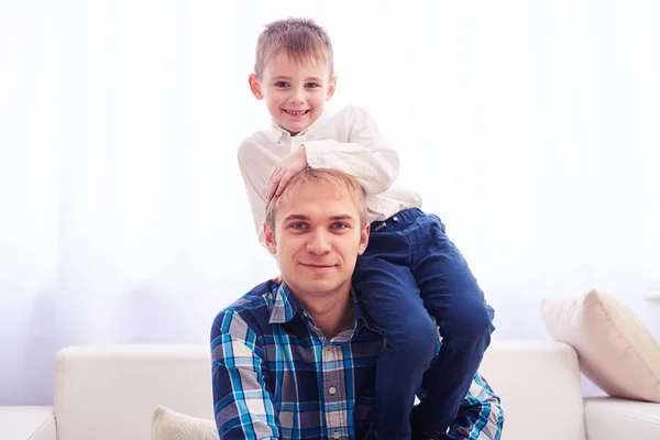 Vater und Sohn spielen zusammen Porträt Spaß glücklichen Lebensstil — Stockfoto