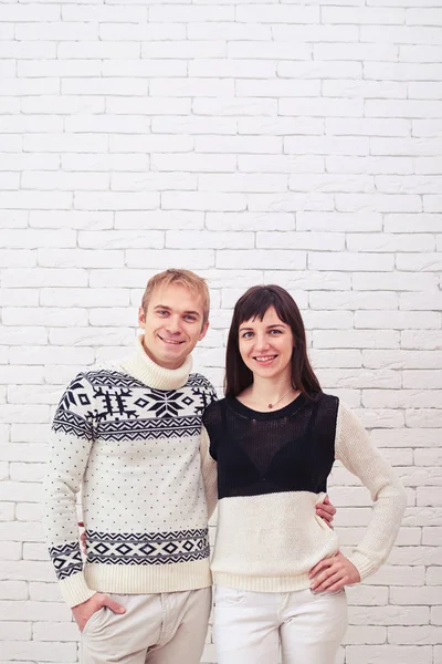 Freudige junge Frau und ihr Mann stehen vor weißen Büstenhaltern — Stockfoto