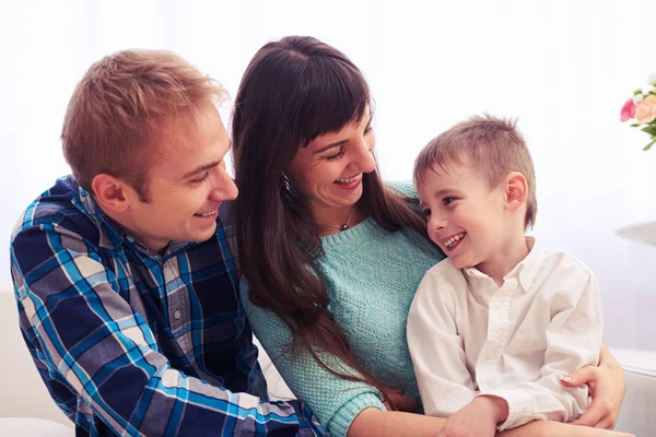 Liebevolle Mutter und Vater, die ihr lächelndes Kind betrachten — Stockfoto