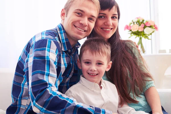 Retrato de la familia casual descansando en el sofá en casa — Foto de Stock