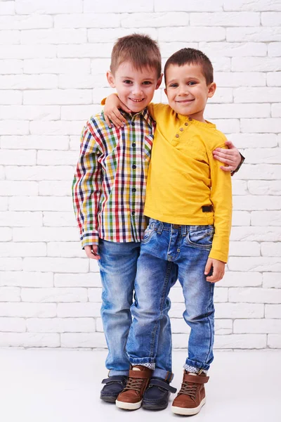 Deux petits amis frères et sœurs étreignant — Photo