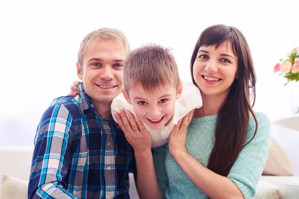 Junge kaukasische glückliche Familie in ihrem Wohnzimmer Spaß haben, während — Stockfoto