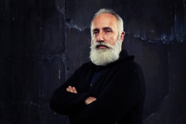 Siyah kazak bir adam kollarını ayakta meme üzerinde geçti.