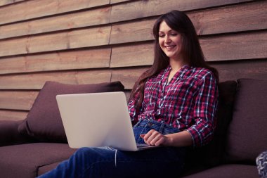 Sevimli bir Bayan oturuyor ve onun aygıt arıyorum