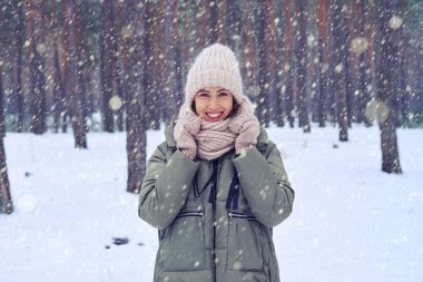 Pembe örgü eldivenler, çekici genç kadın kap ve posi eşarp