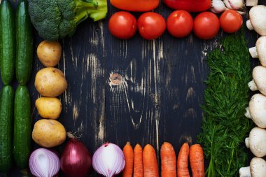 Mevsim sebzeleri ile üzerinde ahşap düz dü çerçeveli kopya alanı