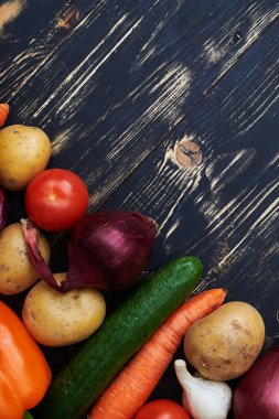 Kırpma atış ahşap masanın üzerinde yatan sebze