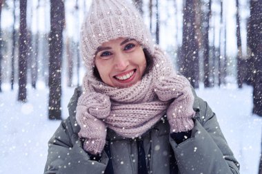 Mutlu erkek kış sahiptir