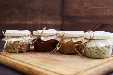 Kesim üzerinde duran salata, çeşitli kombinasyonu ile dört kavanoz