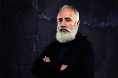 Yakışıklı adam kollarını katlanmış ve accusingly seyir sahip