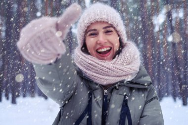 Kameraya bakarak yukarı başparmak ile mutlu kız 