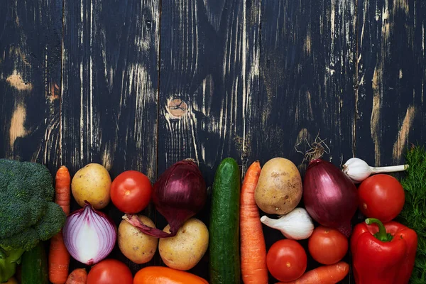 Een verscheidenheid van sappig fruit rangschikken in volgorde met een kopie — Stockfoto