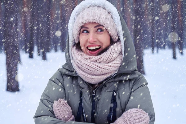 Verblüffte modische Frau in rosa Mütze und Schal im winterlichen — Stockfoto