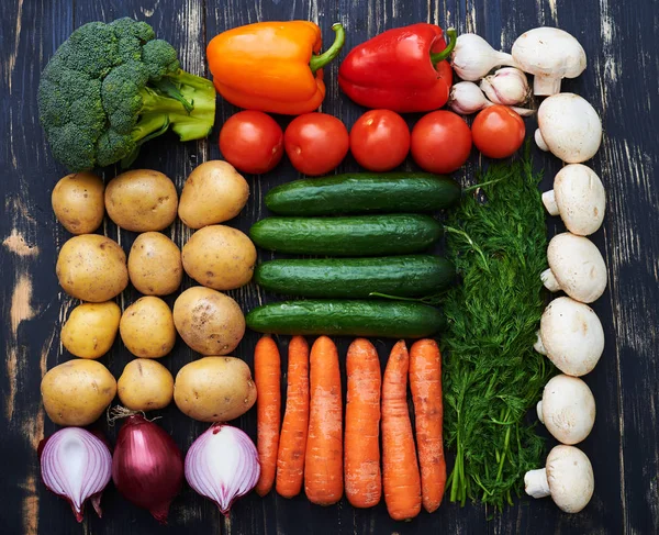 Uma variedade de vegetais coloridos dispostos em um isolado de ordem — Fotografia de Stock