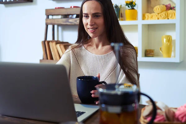 Verbaasde blik van de vrouw die werkt op de laptop thuis — Stockfoto