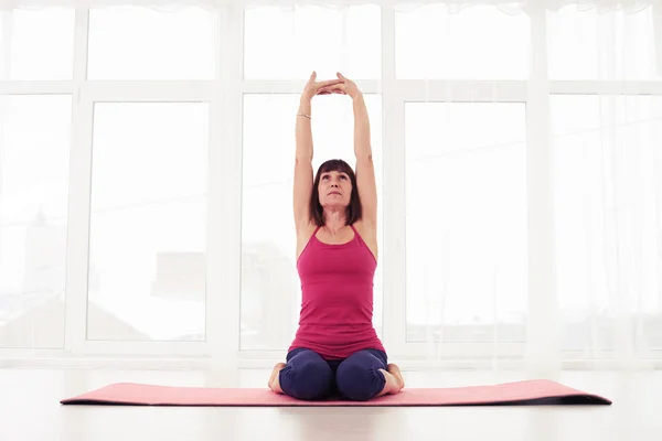 Lugna kaukasisk kvinna utövar yoga mediterar sitter med jo — Stockfoto