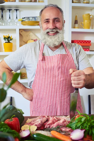 Caucasian man sticking a knife in a cutting board and starting p — Stock Photo, Image