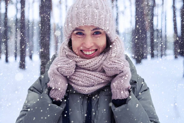 Charming lady observing snowfall in wintry forest — Stock Photo, Image