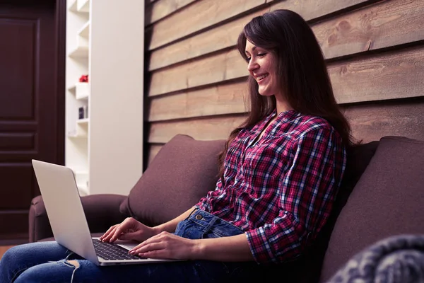 Kastanien sitzen auf dem Sofa drinnen — Stockfoto