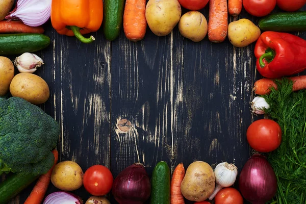 Чистые и здоровые овощи, образующие рамку изолированы над backg — стоковое фото