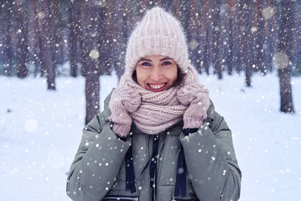 Close-Up geldi arıyorum şaşırtıcı gözlü güzel kadın — Stok fotoğraf