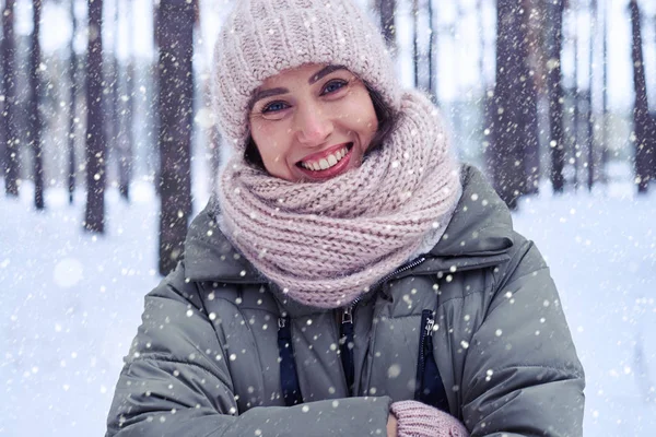 Nahaufnahme eines zahm lächelnden Models im Winterwald — Stockfoto