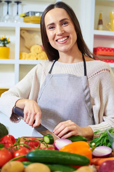 Közeli kép a fiatal nő vegetáriánus étkezés a konyhában főzés — Stock Fotó