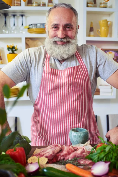 Confident male leaning on desk and looking at the camera while p — Stock Photo, Image