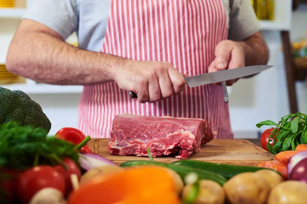 Кадр с руками, затачивающий нож для резки мяса — стоковое фото