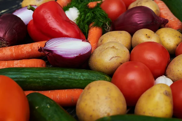 Вкусный набор свежих домашних овощей, лежащих на столе — стоковое фото