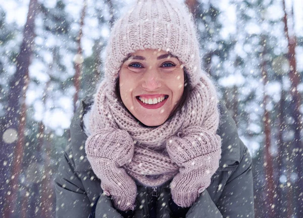 Extremo close-up de mulher linda com um olhar sorriso vivaz — Fotografia de Stock