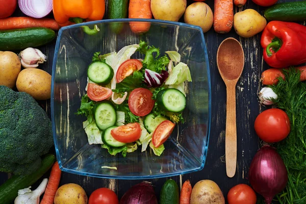 フレーム b で囲まれたガラス弓で新鮮な野菜のサラダ — ストック写真
