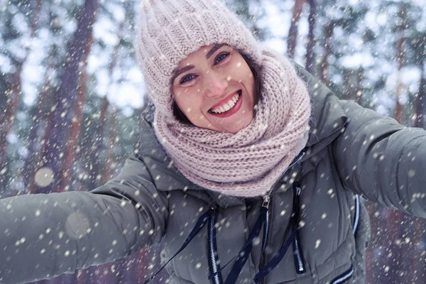 Echtes Lächeln einer glücklichen Frau, die sich beugt und in die Kamera blickt — Stockfoto