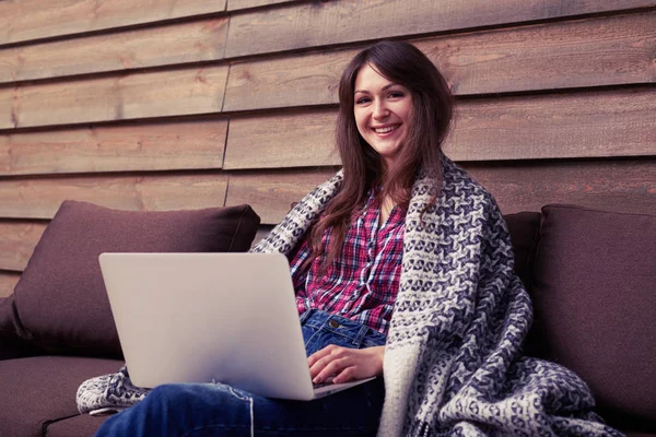 Ragazza coperta di coperta con computer portatile — Foto Stock