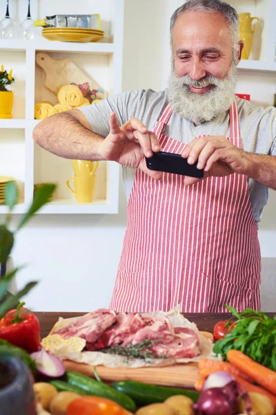 Gourmet chef scatta foto di carne condita da condividere con gli amici — Foto Stock