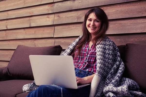 Feliz sorrindo jovem mulher assistindo e trabalhando no computador em ho — Fotografia de Stock