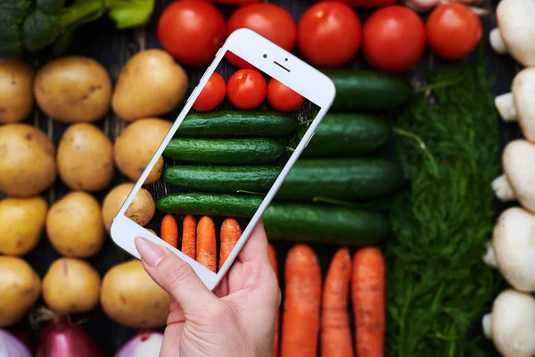 Hoge hoek van telefoon foto's nemen voor een overzichtelijk collectie o — Stockfoto